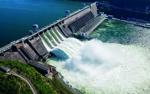 Usina hidrelétrica em operação — geração de energia