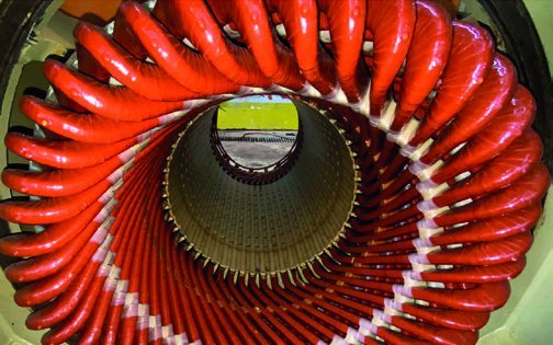 Interior de estator com cabeças de bobina visíveis para ensaios elétricos