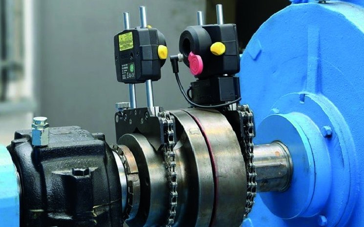 Equipamento de alinhamento a laser instalado em acoplamento